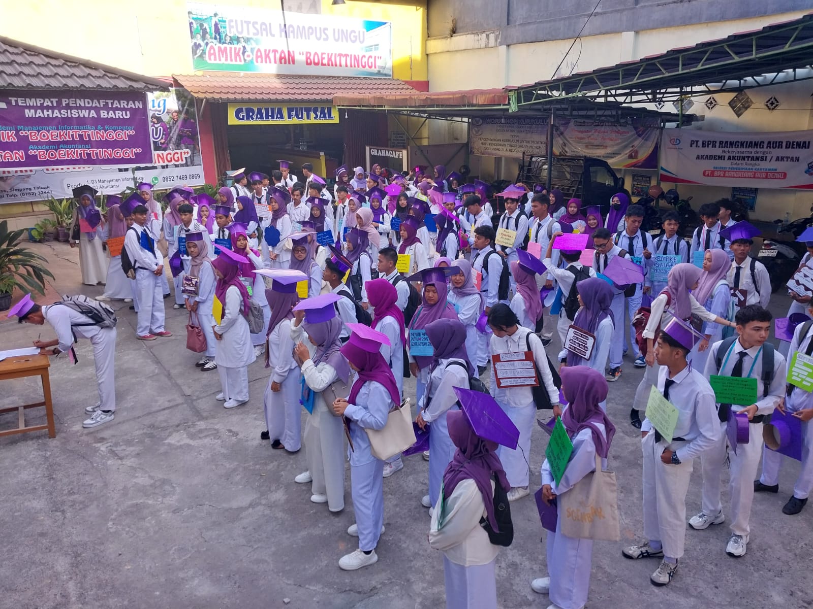 Kegiatan Mahasiswa di Area Kampus